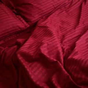 Lenjerie din Damasc bumbac 100%, dungi 1cm, pentru pat XXL -cearsaf pilota 200x230cm, cearsaf pat 240x260cm, 2 fete perna 50x70cm, cu rama decorativa Bordo - imagine 4