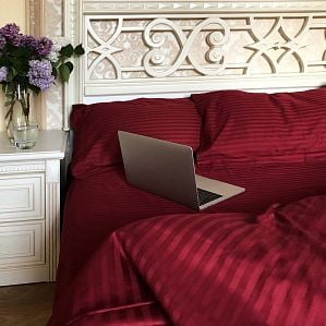 Lenjerie din Damasc bumbac 100%, dungi 1cm, pentru pat XXL -cearsaf pilota 200x230cm, cearsaf pat 240x260cm, 2 fete perna 50x70cm, cu rama decorativa Bordo - imagine 2