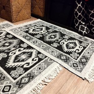 1+1 Covoare traditionale tesute, cu doua fete, dimensiunea 60x90cm negru si alb, model HORA