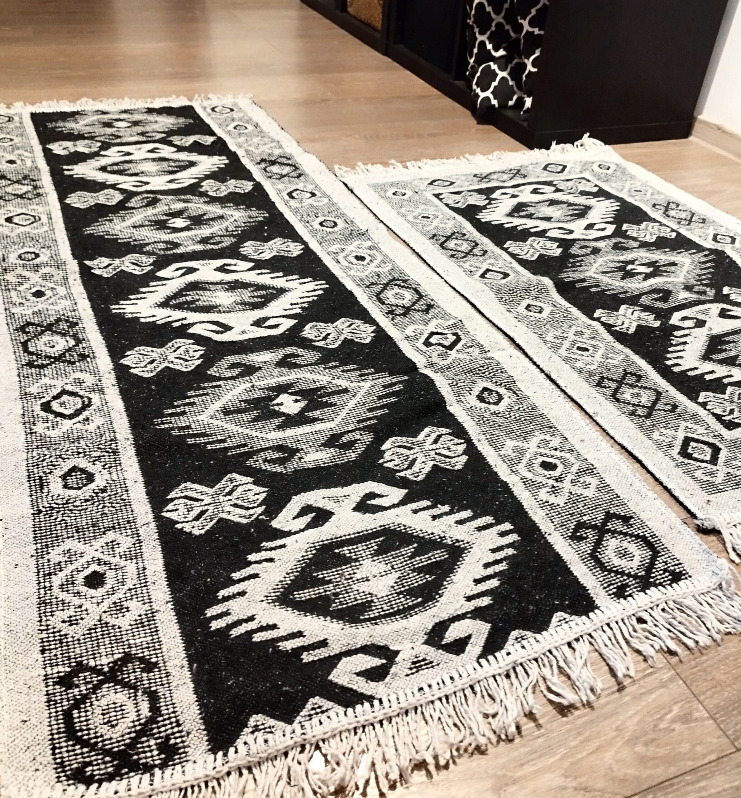 1+1 Covoare traditionale tesute, cu doua fete, dimensiunea 60x90cm+60X150cm, negru si alb, model HORA