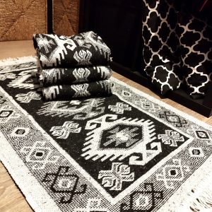 set 4 Covoare traditionale tesute, cu doua fete, dimensiunea 60x150cm, negru si alb, model HORA