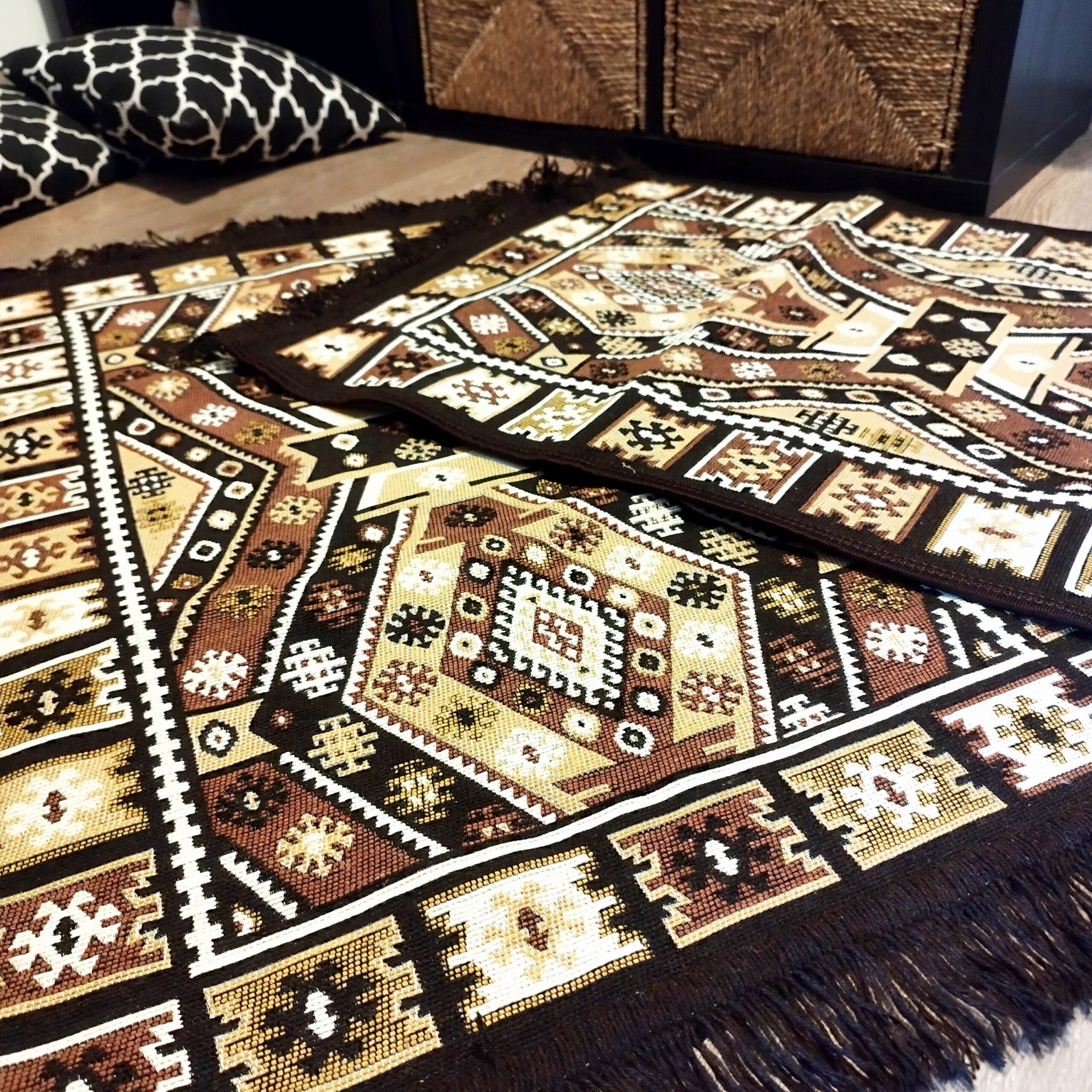 1+1 Covoare traditionale, cu doua fete, dimensiunea 60x90cm+60x150cm, maro si crem HCA09