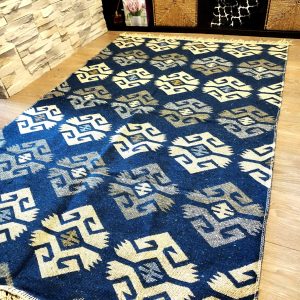 Covor traditional, dimensiunea 120x180cm albastru si crem, model RUSTIC