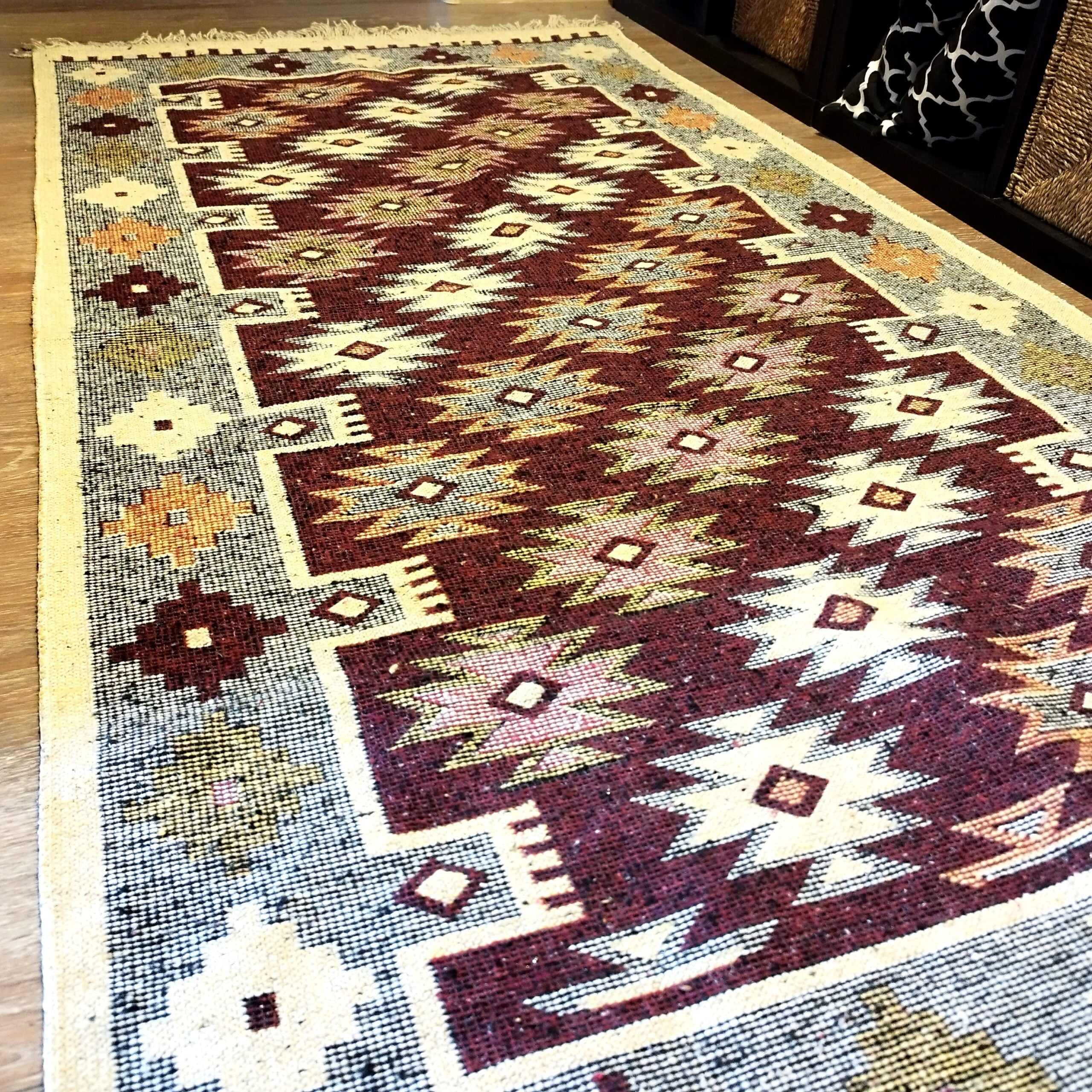 Covor traditional, tesut, cu doua fete, dimensiunea 100x200cm maro si crem, model RUSTIC