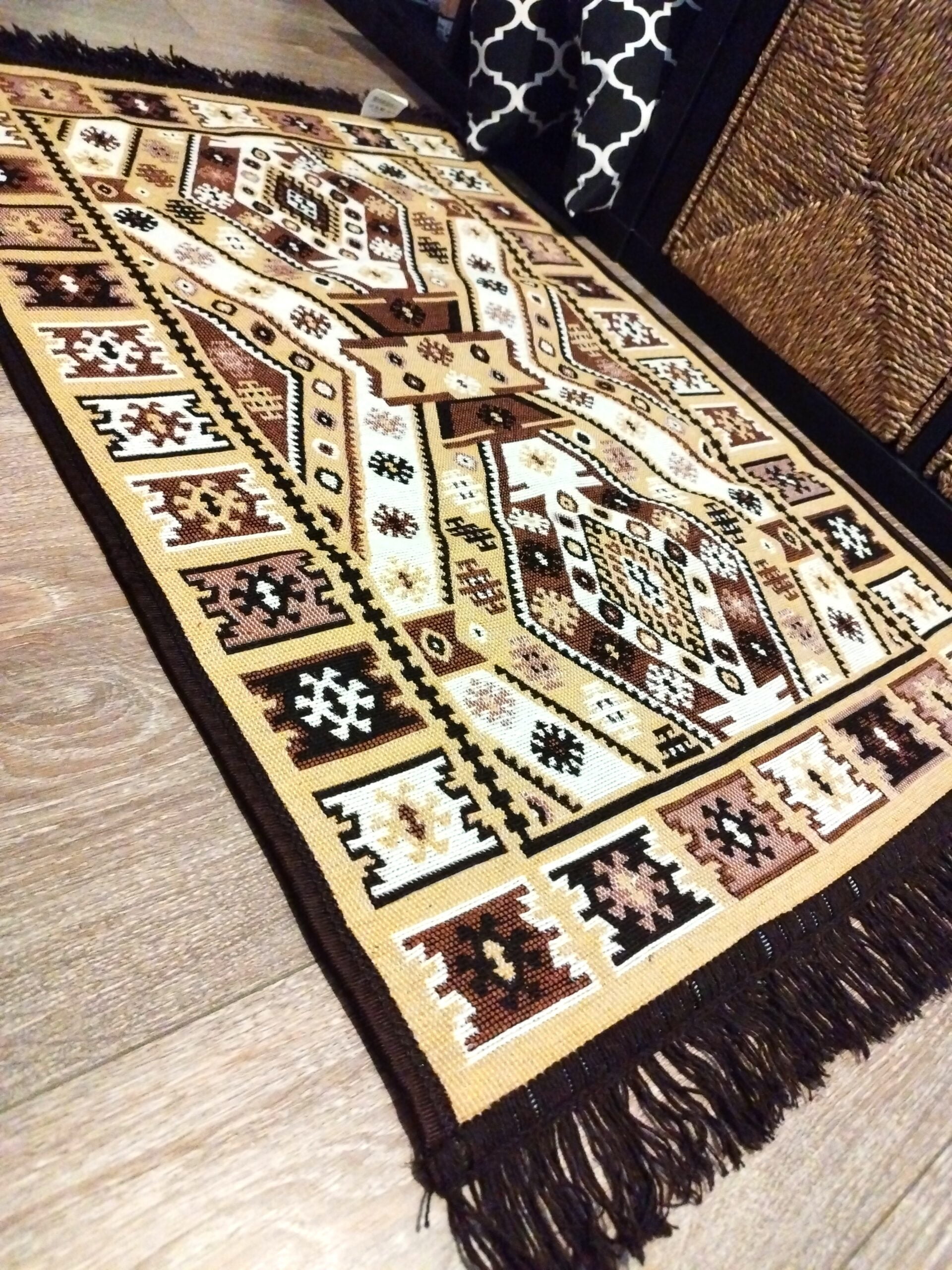Covor traditional, cu doua fete, dimensiunea 60x150cm, maro si crem HCA09