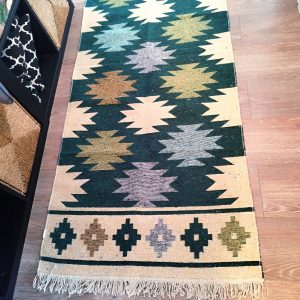 Covor traditional, tesut, cu doua fete, dimensiunea 80x200cm verde si crem, model RUSTIC 2