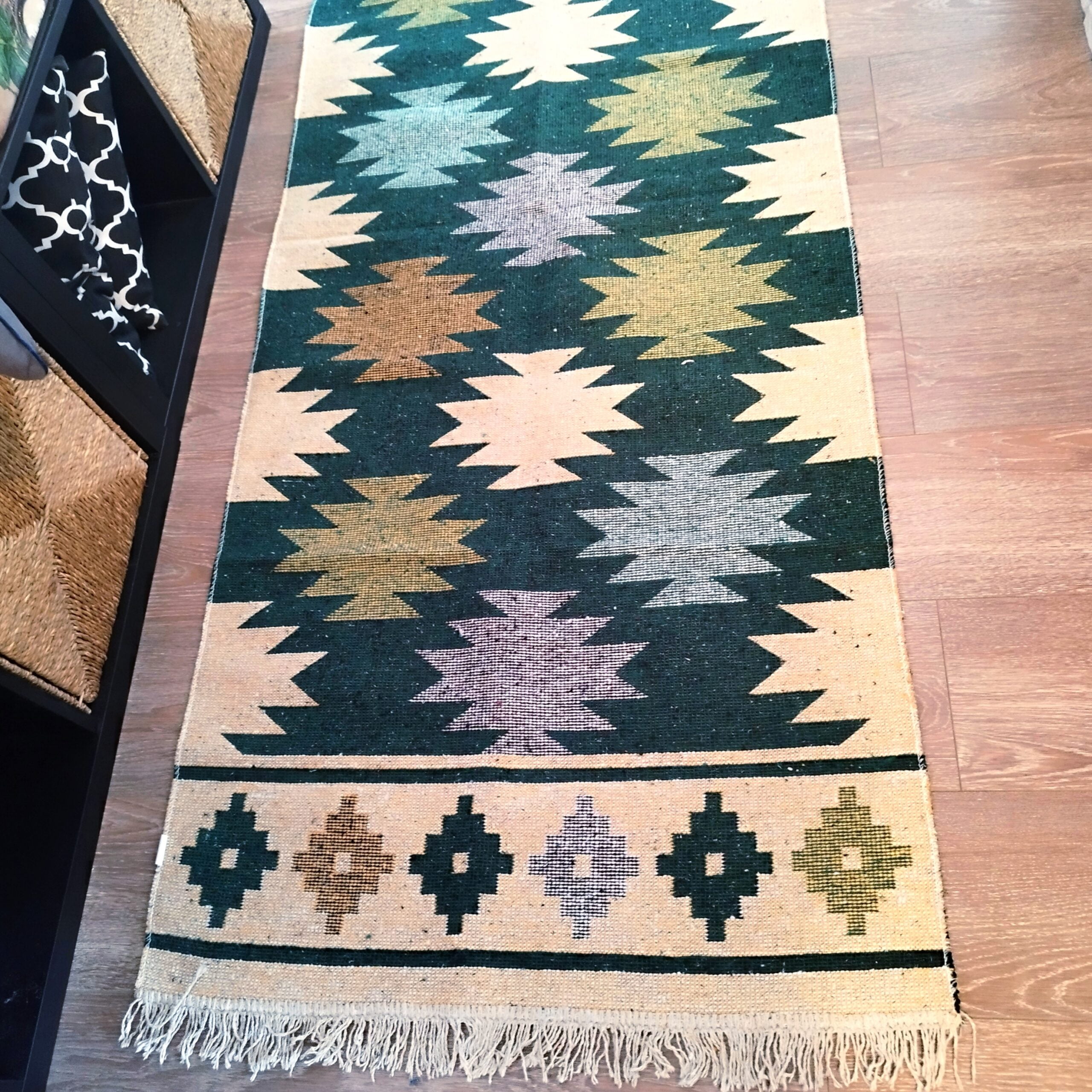 Covor traditional, tesut, cu doua fete, dimensiunea 80x200cm verde si crem, model RUSTIC 2