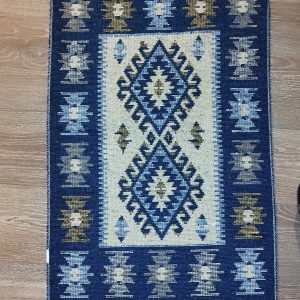 Covor traditional tesut, cu doua fete, dimensiunea 80x150cm, albastru si crem, model ROMB