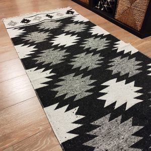 Covor traditional, tesut, cu doua fete, dimensiunea 80x150cm negru si crem, model RUSTIC 3