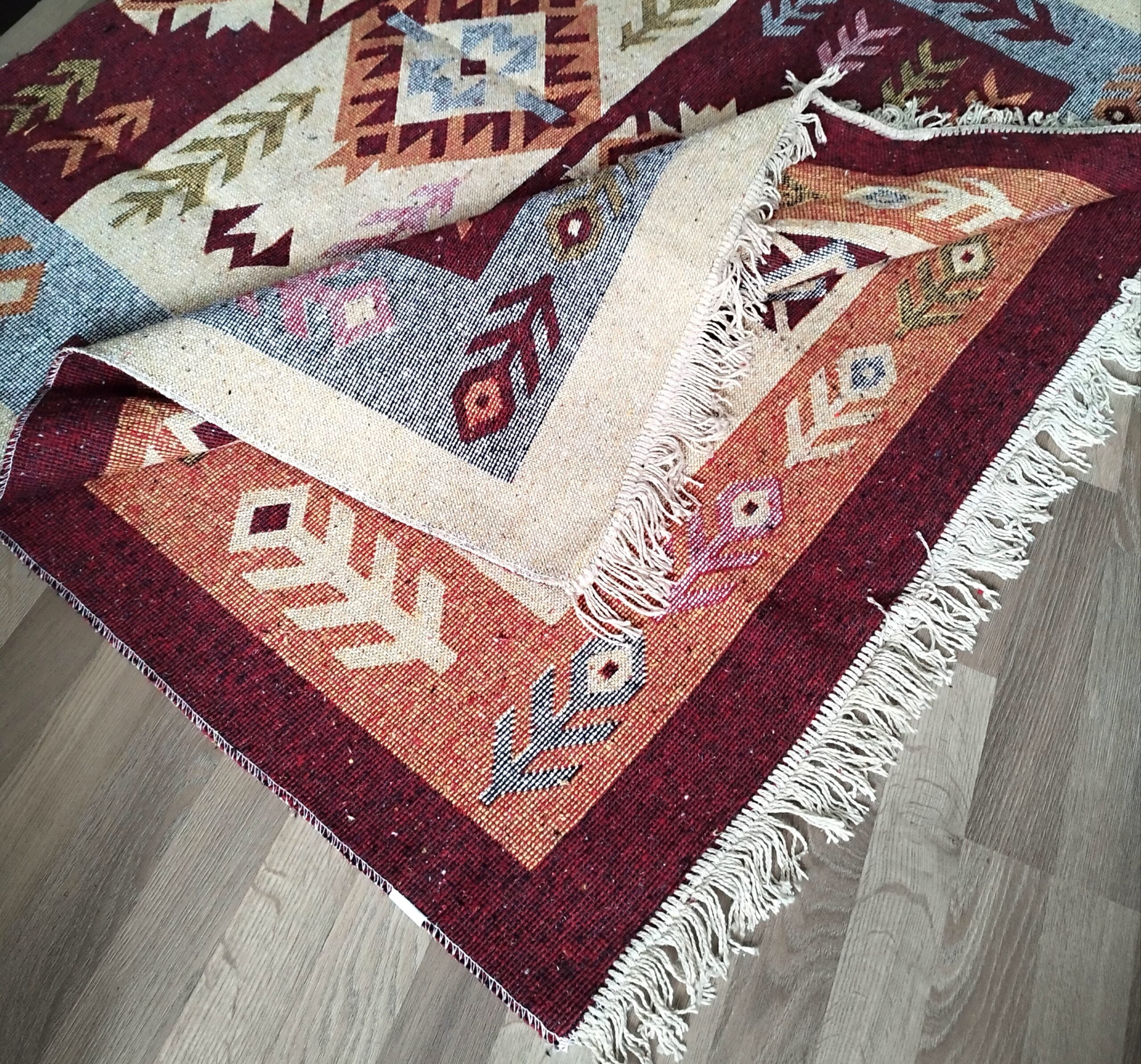 Covor traditional, dimensiunea 140x210cm, rosu si crem, model SPIC DE GRAU