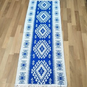 Covor traditional tesut, cu doua fete, dimensiunea 60x120cm, albastru si crem, model ROMB