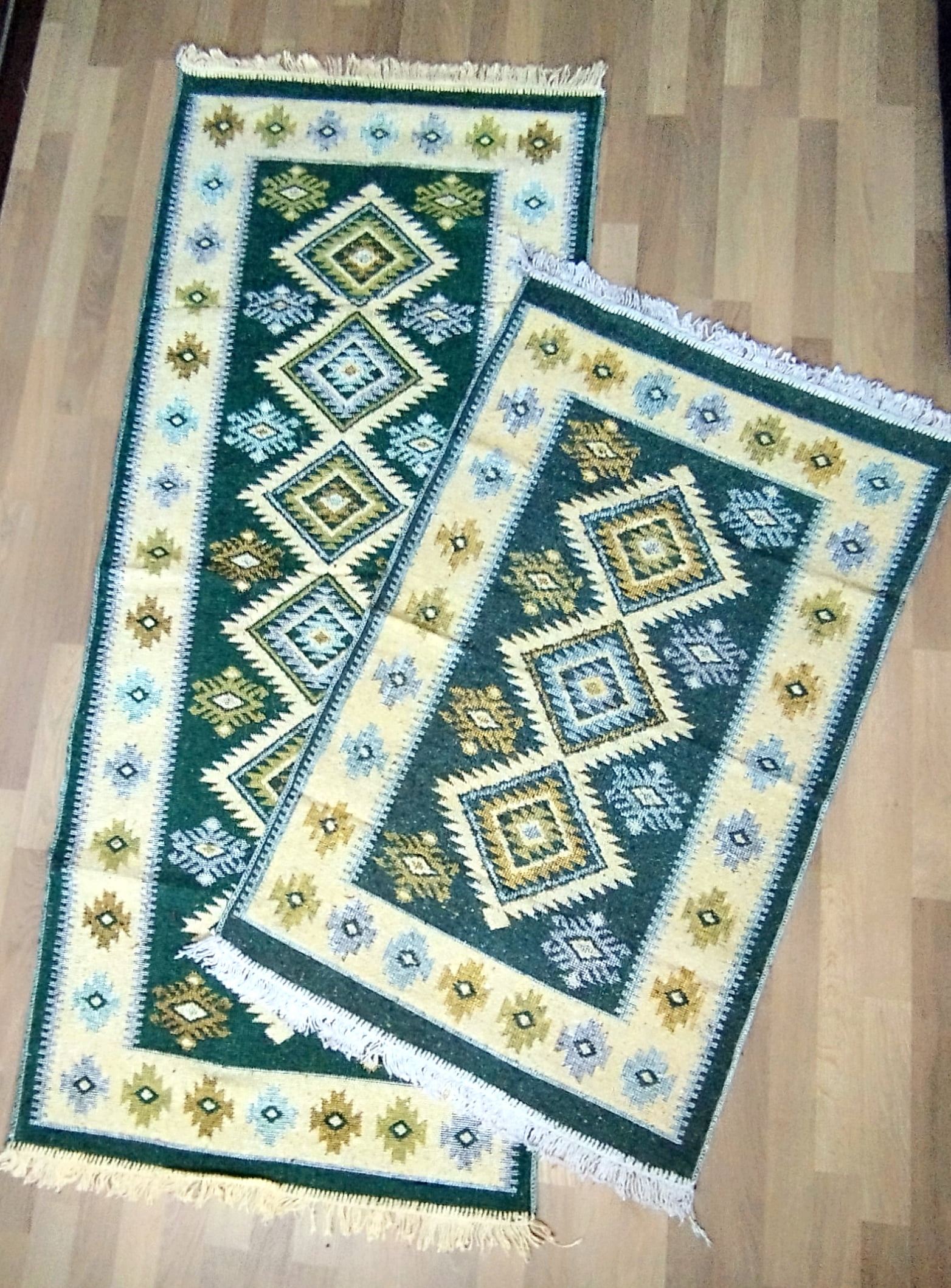 1+1 Covoare traditionale, dimensiunea 1 buc 80x125cm+ 1 buc 60x90cm Verde si crem, model ROMB