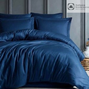 Lenjerie din Damasc bumbac 100%, dungi 1cm, pentru pat XXL -cearsaf pilota 200x230cm, cearsaf pat 240x260cm, 2 fete perna 50x70cm, cu rama decorativa Bleumarin