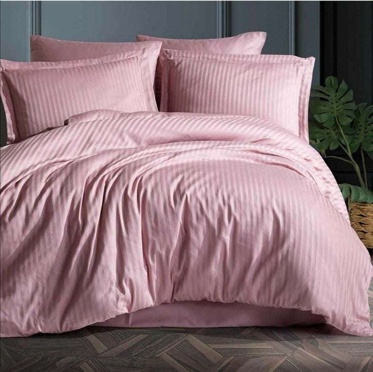 Lenjerie din Damasc bumbac 100%, dungi 1cm, pentru pat XXL -cearsaf pilota 200x230cm, cearsaf pat 240x260cm, 2 fete perna 50x70cm, cu rama decorativa Rose Pudra