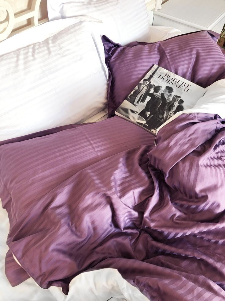 Lenjerie din Damasc bumbac 100%, dungi 1cm, pentru pat XXL -cearsaf pilota 200x230cm, cearsaf pat 240x260cm, 2 fete perna 50x70cm, cu rama decorativa Marsala