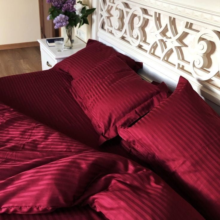 Lenjerie din Damasc bumbac 100%, dungi 1cm, pentru pat XXL -cearsaf pilota 200x230cm, cearsaf pat 240x260cm, 2 fete perna 50x70cm, cu rama decorativa Bordo
