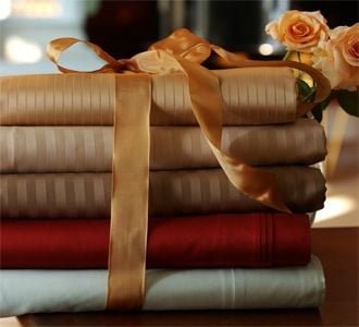 Lenjerie din Damasc bumbac 100%, dungi 1cm, pentru pat XXL -cearsaf pilota 200x230cm, cearsaf pat 240x260cm, 2 fete perna 50x70cm, cu rama decorativa Bordo - imagine 5