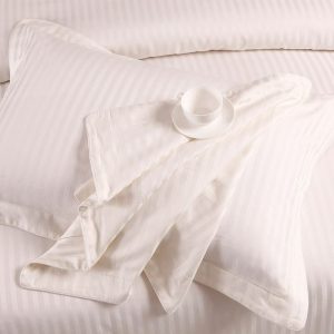 Lenjerie din Damasc bumbac 100%, dungi 1cm, pentru pat XXL -cearsaf pilota 200x230cm, cearsaf pat 240x260cm, 2 fete perna 50x70cm, cu rama decorativa Yvoire - imagine 3