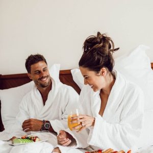 Halat alb din prosop, cu guler, bumbac 100%, unisex dimensiune XXL +Papuci din prosop