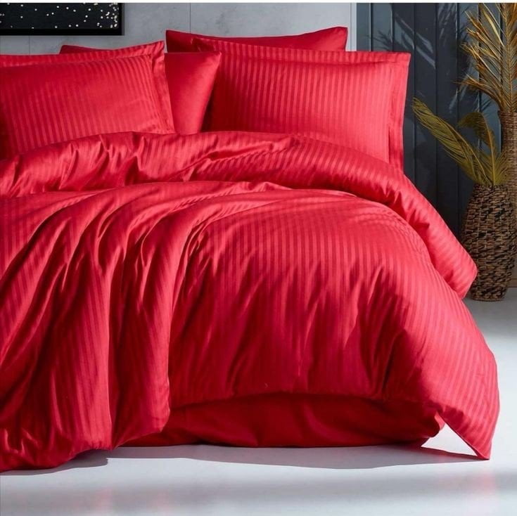 Lenjerie din Damasc bumbac 100%, dungi 1cm, pentru pat XXL -cearsaf pilota 200x230cm, cearsaf pat 240x260cm, 2 fete perna 50x70cm, cu rama decorativa Rosu