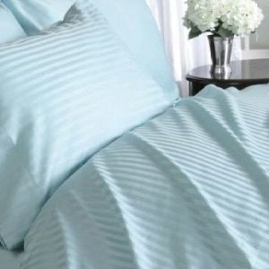 Lenjerie din Damasc bumbac 100%, dungi 1cm, pentru pat XXL -cearsaf pilota 200x230cm, cearsaf pat 240x260cm, 2 fete perna 50x70cm, cu rama decorativa Aqua Marime