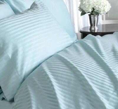 Lenjerie din Damasc bumbac 100%, dungi 1cm, pentru pat XXL -cearsaf pilota 200x230cm, cearsaf pat 240x260cm, 2 fete perna 50x70cm, cu rama decorativa Aqua Marime