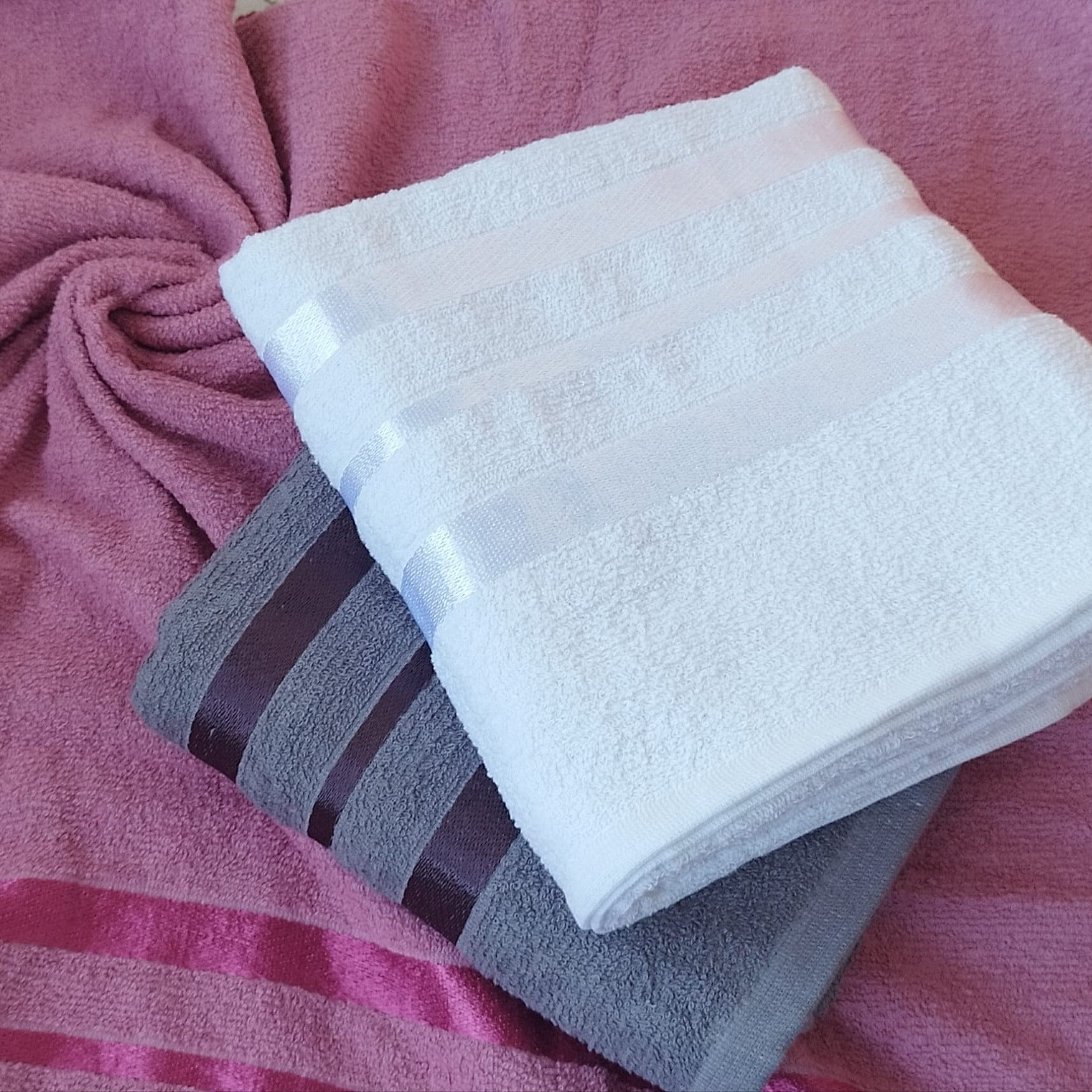 Set 3 prosoape baie Maya, bumbac 100%, dimensiune 50x85cm, culoare gri, alb, roz