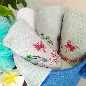 Set 3 prosoape de baie, pufoase, cu broderie, bumbac 100%, dimensiune 50x90cm, FISTIC